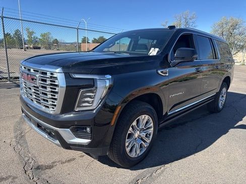 Used 2025 GMC Yukon XL Denali w/ Sun & Power Step Package image 3