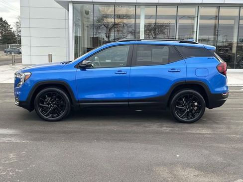 Used 2024 GMC Terrain SLE w/ Driver Convenience Package image 11