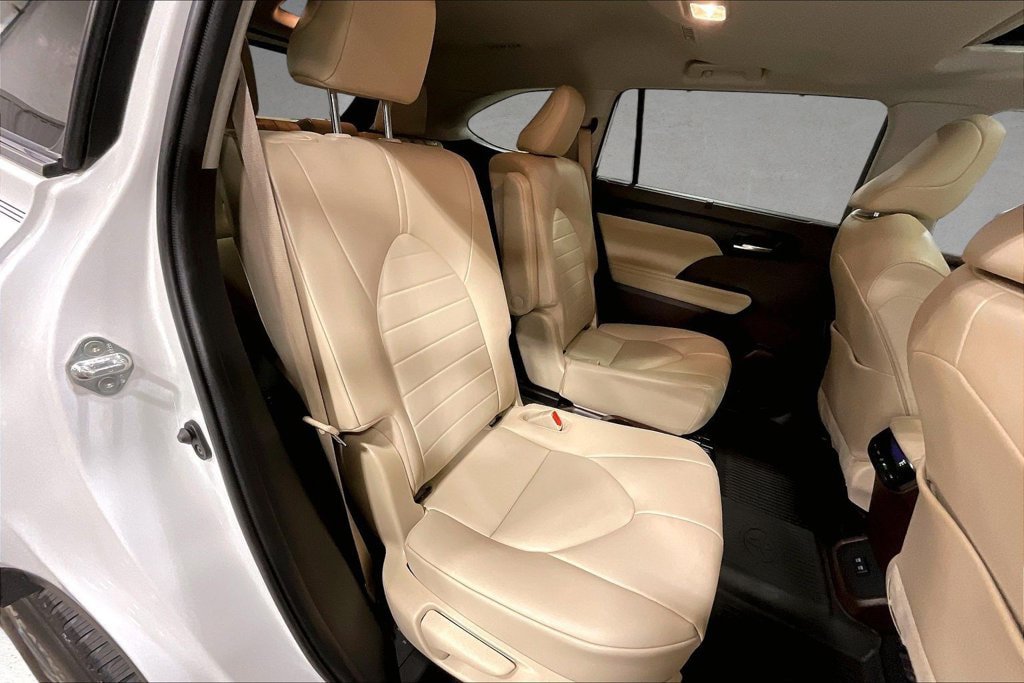 Used 2020 Toyota Highlander XLE AWD/4WD image 26