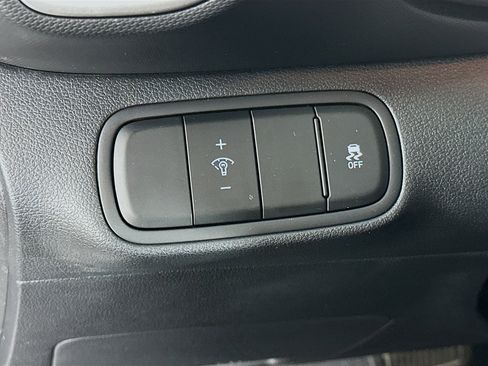 Used 2025 Hyundai Venue SEL image 17