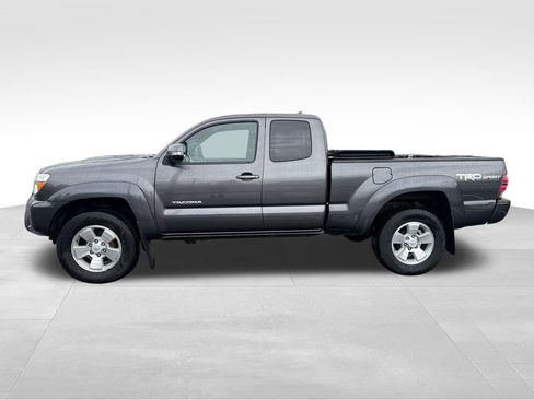 Used 2015 Toyota Tacoma 4x4 Access Cab V6 w/ TRD Sport Package image 2
