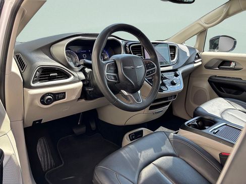 Used 2024 Chrysler Pacifica Touring-L FWD image 15