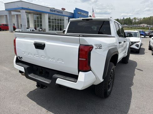 Used 2025 Toyota Tacoma TRD Off-Road AWD/4WD image 7