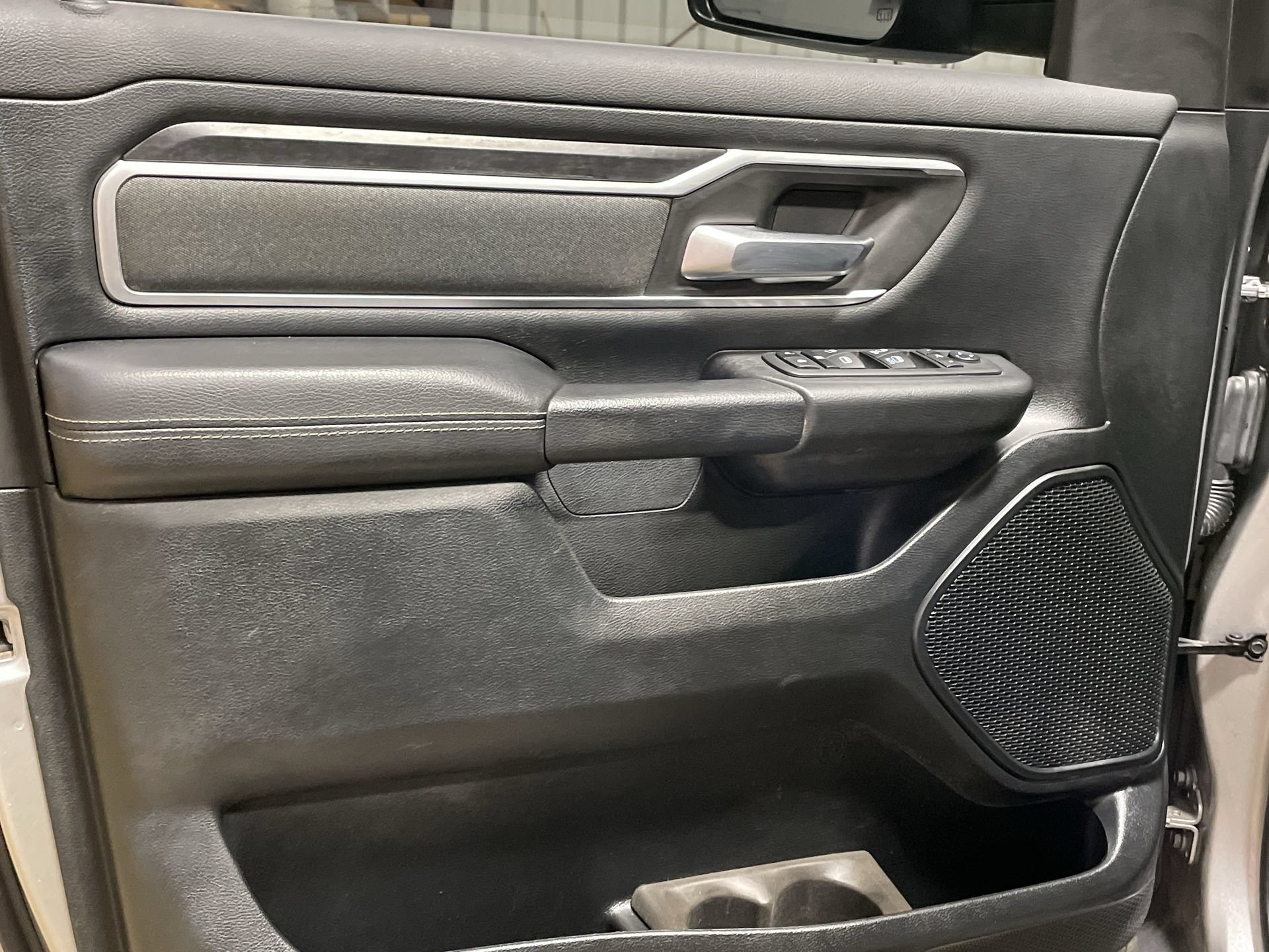 Used 2021 RAM 1500 4x4 Crew Cab image 12