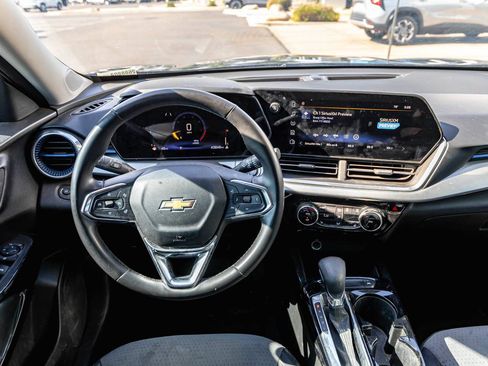 Used 2024 Chevrolet Trax LT w/ LT Convenience Package FWD image 11