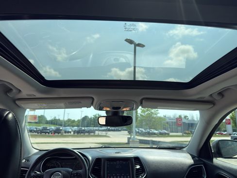 Used 2019 Jeep Cherokee Trailhawk AWD/4WD image 30