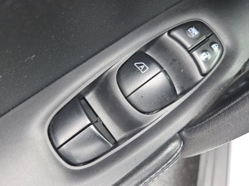 Used 2019 Nissan Rogue S image 24