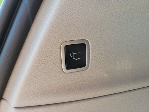 Used 2023 Chrysler Voyager LX FWD image 32