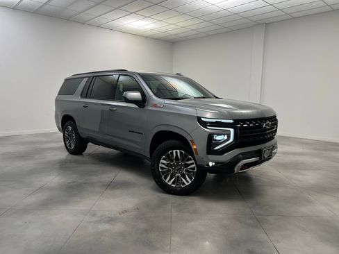 Used 2025 Chevrolet Suburban Z71 image 1