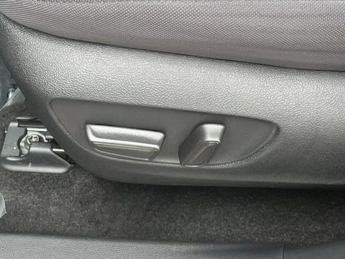 Used 2025 Toyota Highlander LE FWD image 23
