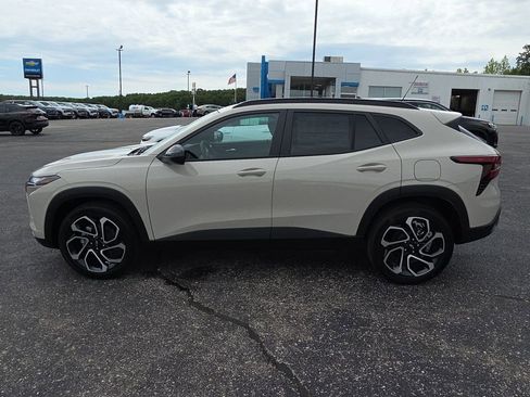 New 2026 Chevrolet Trax RS w/ Sunroof Package FWD image 5