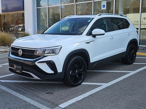 Certified 2022 Volkswagen Taos SE w/ Panoramic Sunroof Package image 24