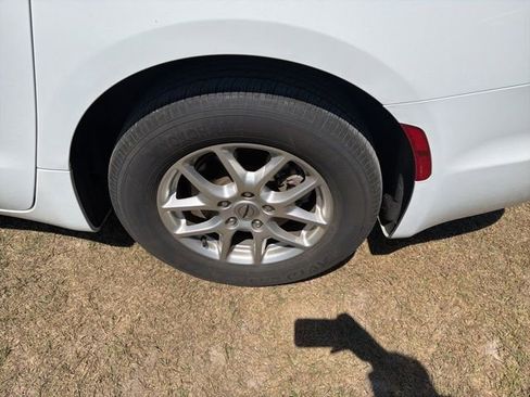 Used 2024 Chrysler Pacifica Touring-L image 4