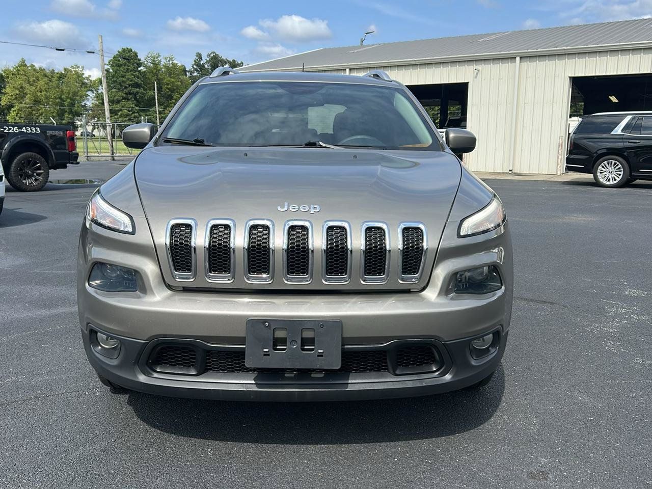 Used 2016 Jeep Cherokee Latitude w/ Comfort/Convenience Group AWD/4WD image 2