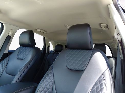 Used 2024 Ford Edge Titanium image 9