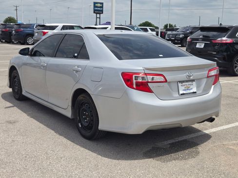 Used 2012 Toyota Camry SE FWD image 5