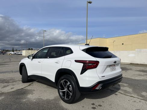 Used 2024 Chevrolet Trax RS w/ Sunroof Package image 3