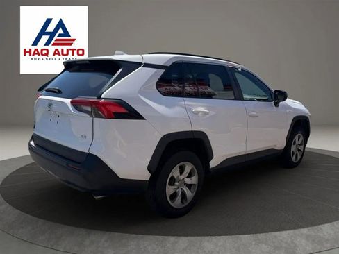 Used 2019 Toyota RAV4 LE FWD image 5