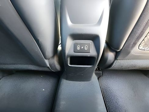 Used 2024 Hyundai Venue Limited FWD image 18