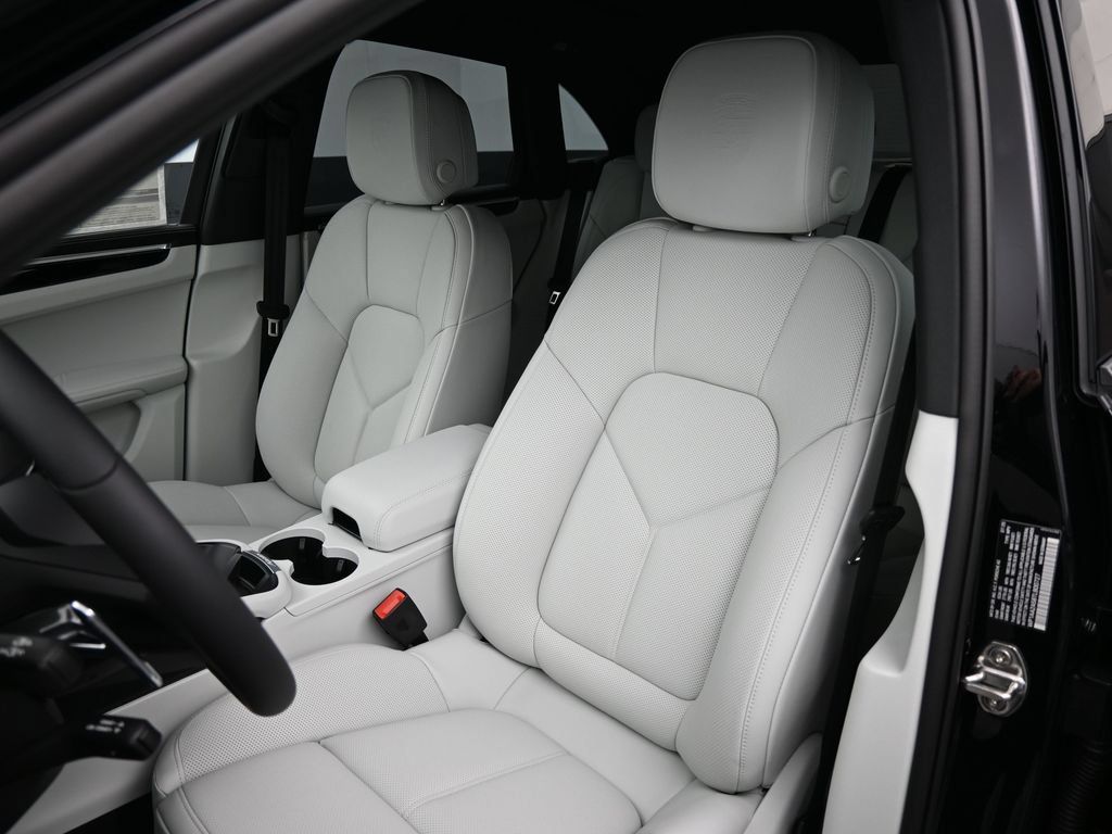 Certified 2026 Porsche Macan AWD/4WD image 5