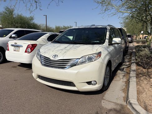 Used 2013 Toyota Sienna Limited w/ Premium Pkg FWD image 2