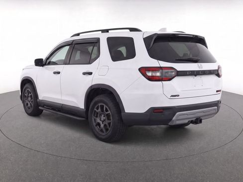 Used 2025 Honda Pilot TrailSport image 2