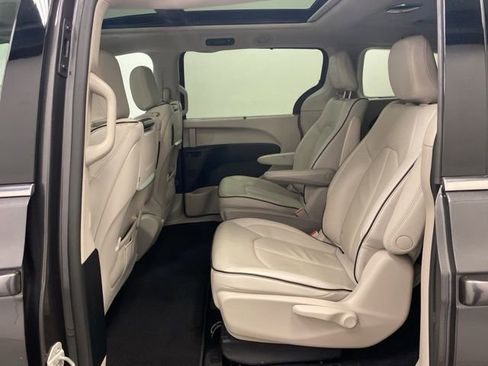 Used 2021 Chrysler Pacifica Limited w/ Uconnect Theater Family Group image 25