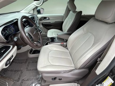 Used 2017 Chrysler Pacifica Touring-L Plus w/ Tire & Wheel Group FWD image 18