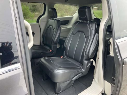 Used 2023 Chrysler Pacifica Touring-L image 16