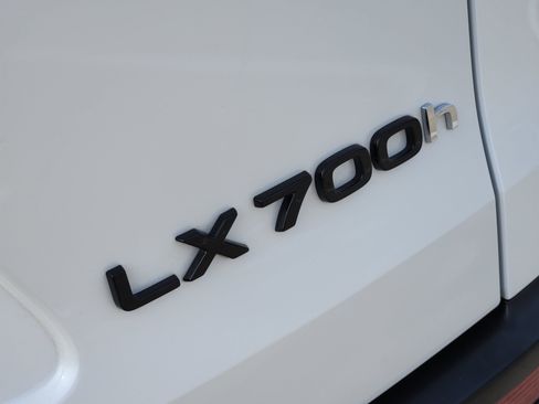 Certified 2025 Lexus LX 700h Luxury image 11