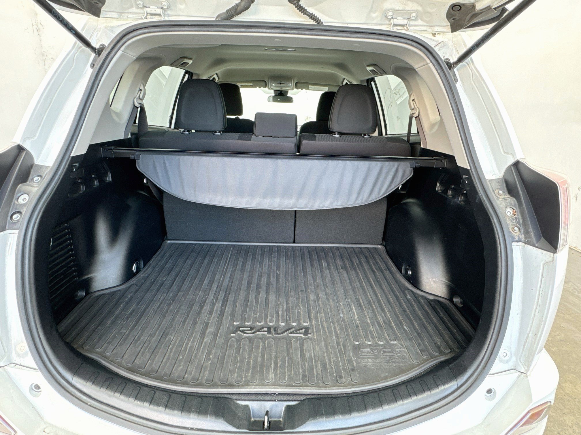Used 2018 Toyota RAV4 LE w/ All Weather Liner Package FWD image 16