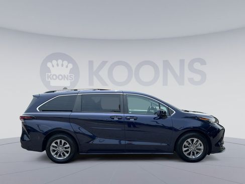 Used 2023 Toyota Sienna LE AWD/4WD image 8