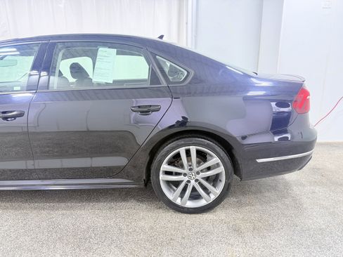 Used 2018 Volkswagen Passat 2.0T R-Line image 5