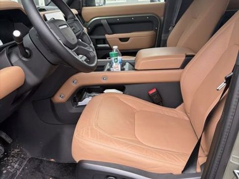 Used 2025 Land Rover Defender 110 X-Dynamic SE image 13