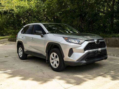 Used 2022 Toyota RAV4 LE FWD image 2