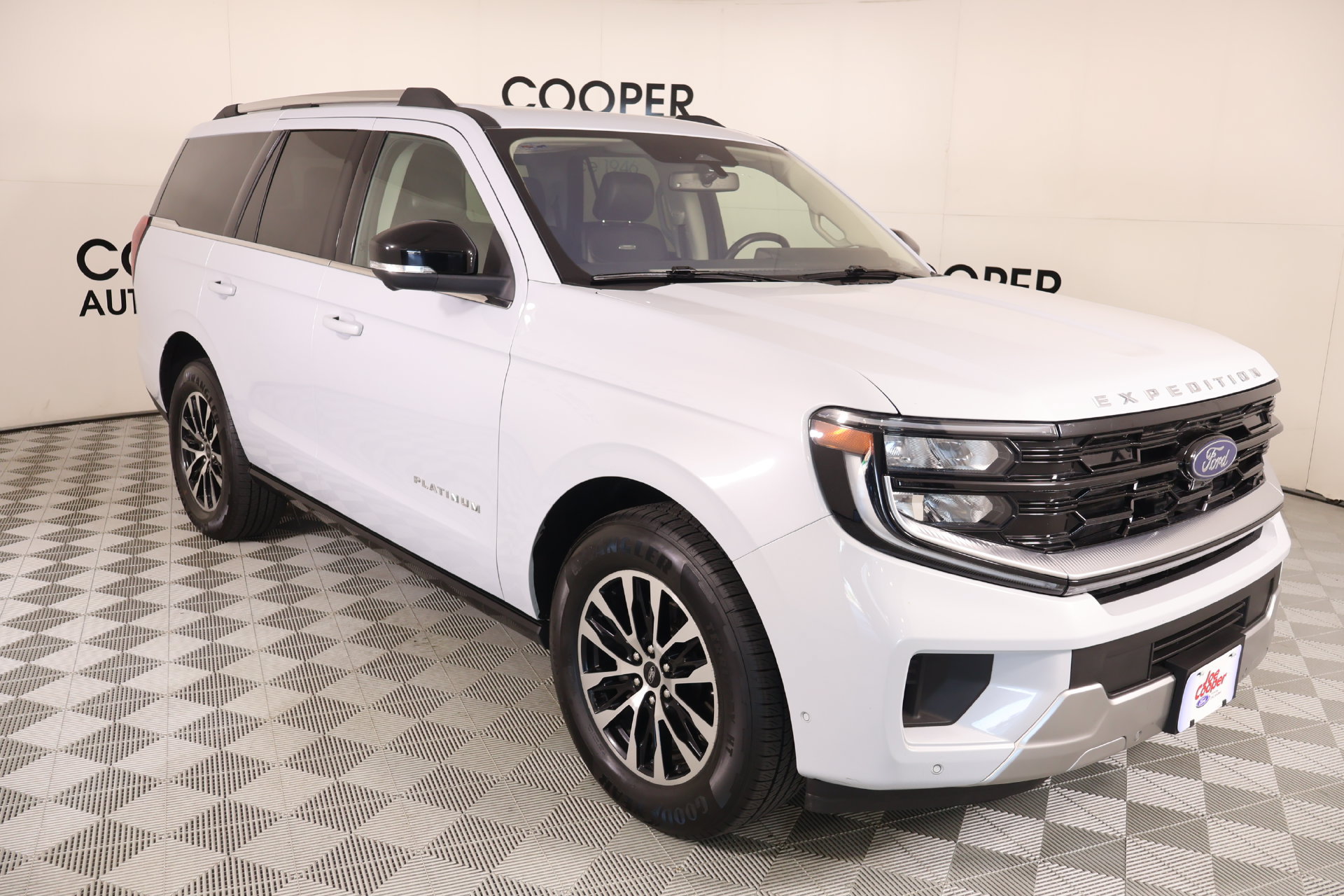 Used 2025 Ford Expedition Platinum AWD/4WD image 1
