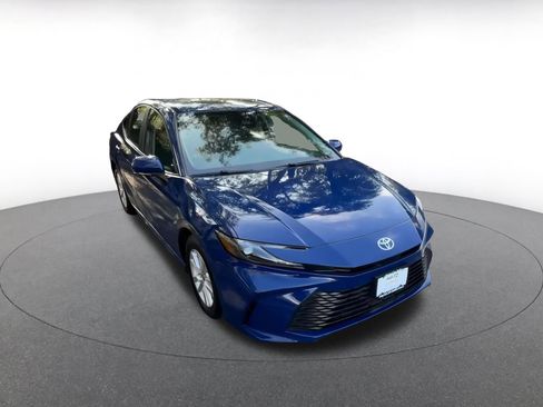 Used 2025 Toyota Camry LE image 3