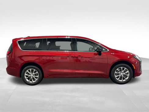 New 2027 Chrysler Pacifica Select AWD/4WD image 8
