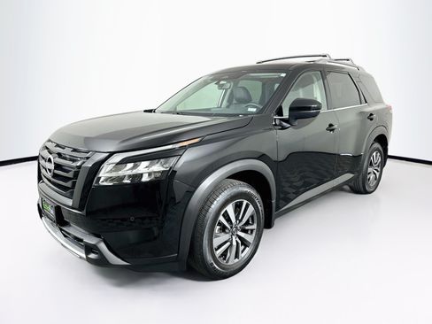 Used 2023 Nissan Pathfinder SL w/ Black Appearance Package AWD/4WD image 3