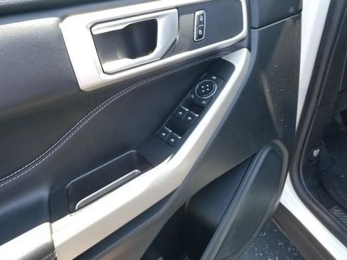 Used 2021 Ford Explorer XLT w/ Equipment Group 202A AWD/4WD image 11