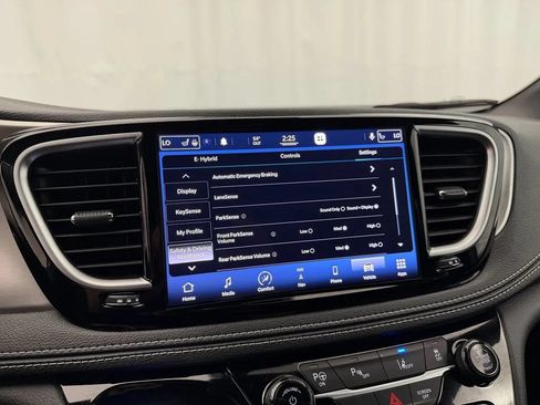 Used 2021 Chrysler Pacifica Limited w/ Uconnect Theater Family Group FWD image 16