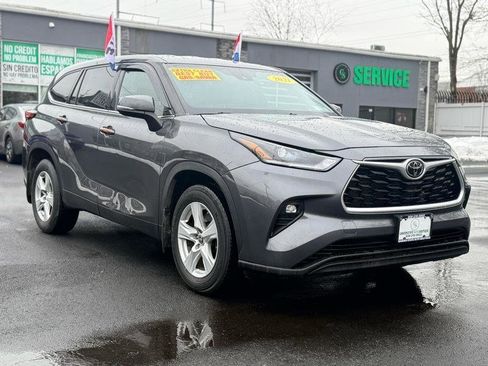 Used 2021 Toyota Highlander LE image 3