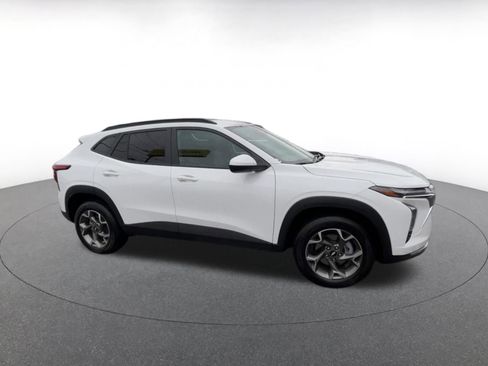 Used 2025 Chevrolet Trax LT w/ LT Convenience Package image 2