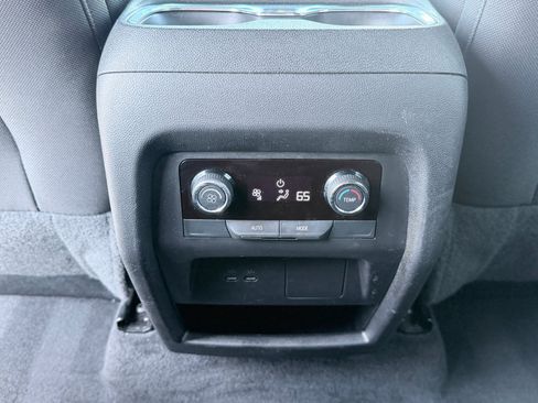 Used 2025 Chevrolet Traverse LT FWD image 29