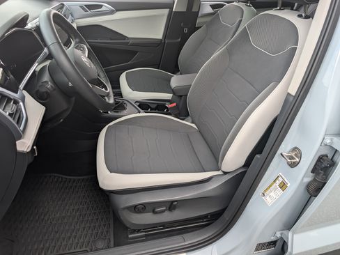Used 2025 Volkswagen Taos SE w/ Panoramic Sunroof Package FWD image 17