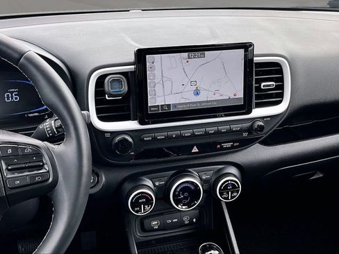 Used 2025 Hyundai Venue Limited FWD image 6