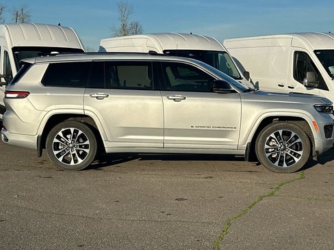 Used 2022 Jeep Grand Cherokee L Overland w/ Advanced Protech Group III image 3