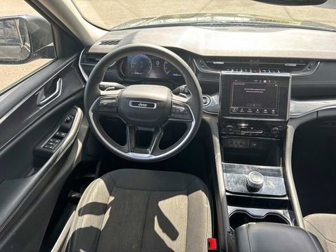 Used 2023 Jeep Grand Cherokee Laredo AWD/4WD image 17