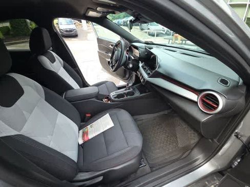 Used 2025 Chevrolet Trax RS FWD image 23