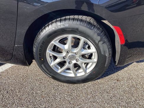 Used 2024 Chrysler Pacifica Touring-L FWD image 42